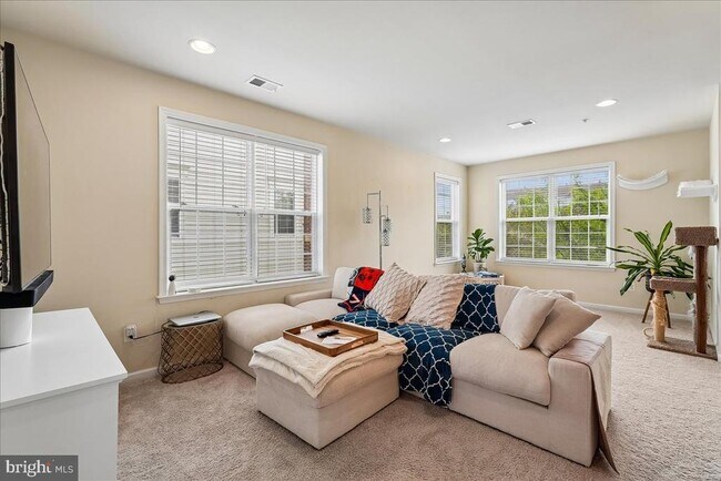 Building Photo - 43610 Hampshire Crossing Square