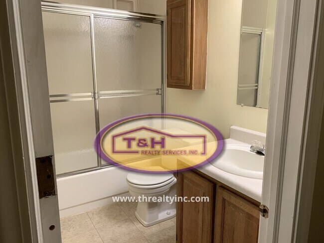 Building Photo - Spacious Home in Perry Township!