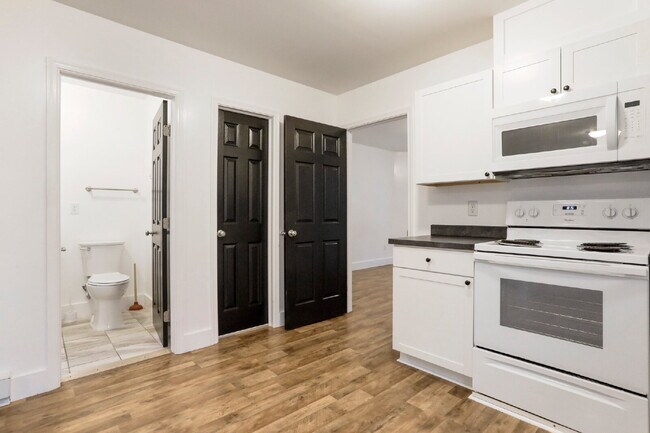 Building Photo - Welcome home to this newly renovated 2 bedroom top floor apartment
