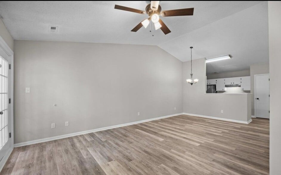 Building Photo - 109 Village Ct