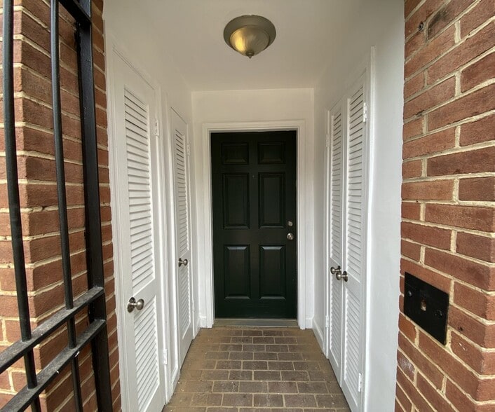 Building Photo - 412 4th St SE