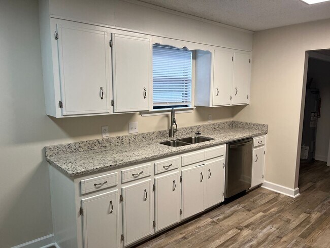 Building Photo - Lots of updates!