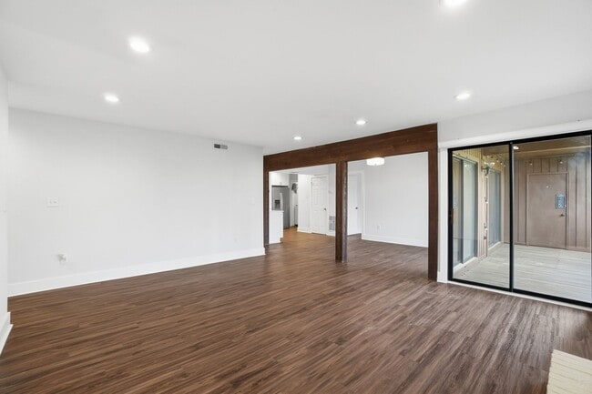 Building Photo - Beautifully Updated Condo with High-End Finishes Throughout