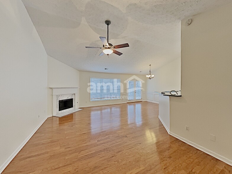 Building Photo - 558 The Blvd