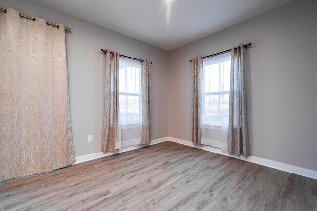 Building Photo - 2049 Creswell Dr