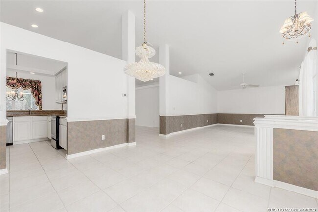 Building Photo - 376 NW Canna Way