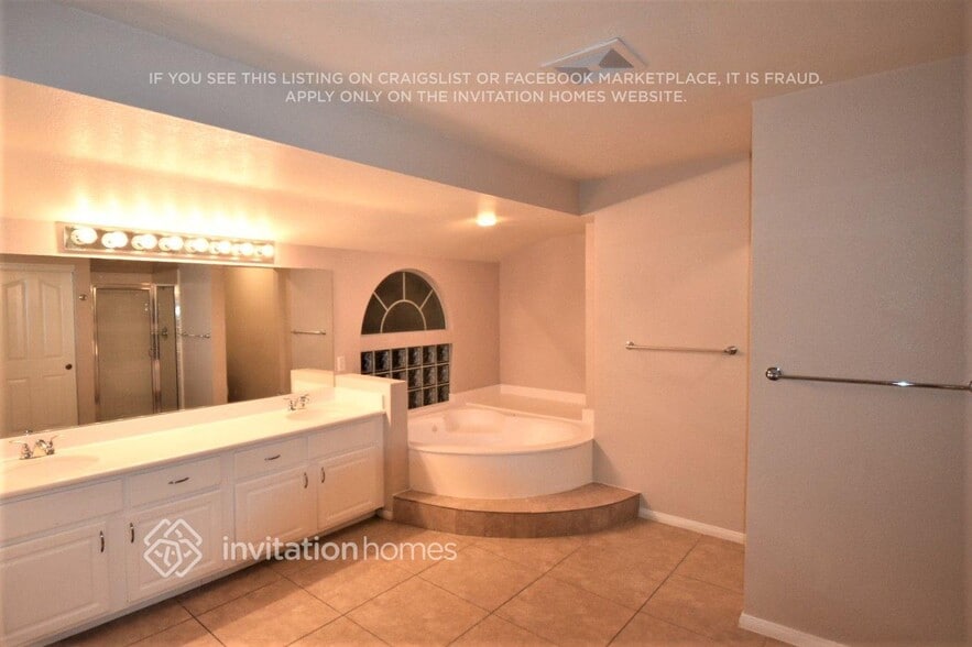 Building Photo - 8637 W Gilmore Ave