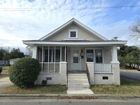 Building Photo - Cute bungalow in heart of EC!