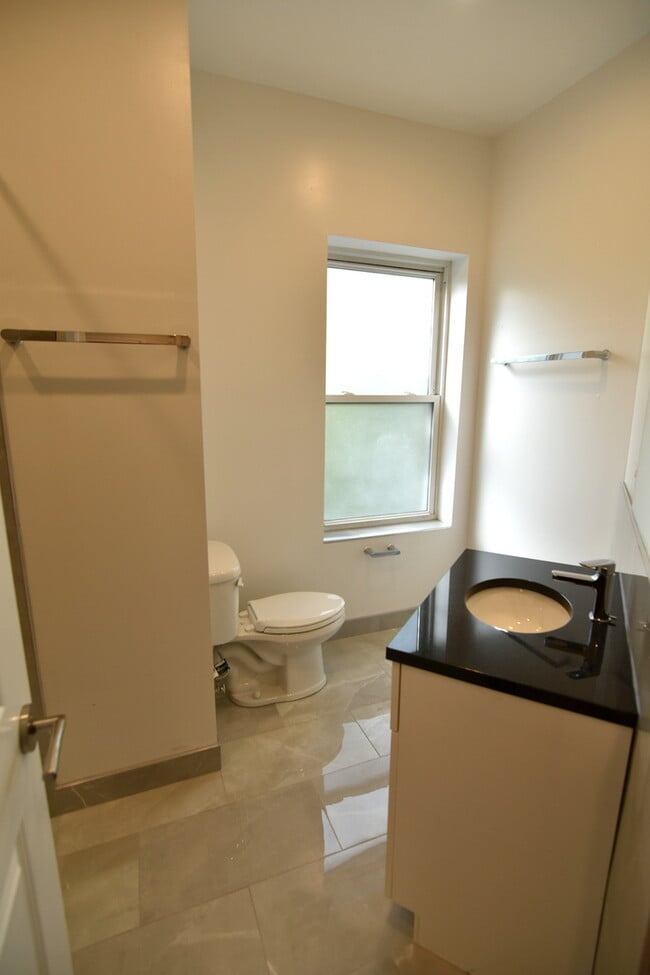 Building Photo - 1161 W Lunt Ave