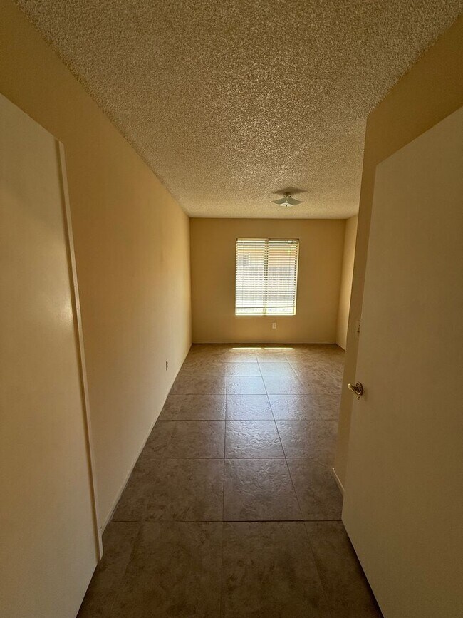 Building Photo - 3 Bed 2 bath in Southwest Bakersfield