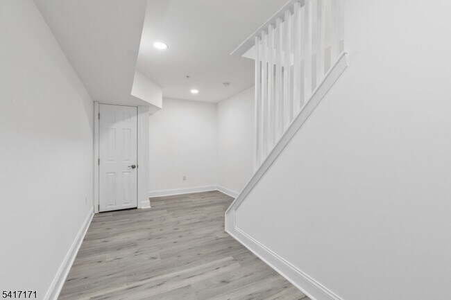 Building Photo - 152 N Auten Ave