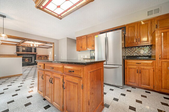 Building Photo - 4 Bed Home Premium Fixtures