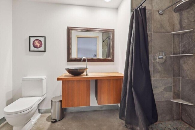 Building Photo - 700 N Washington Ave