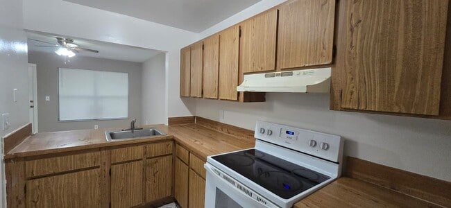 Building Photo - NICE UNIT FOR RENT!!! 2/2 EXCELLENT LOCATION!!