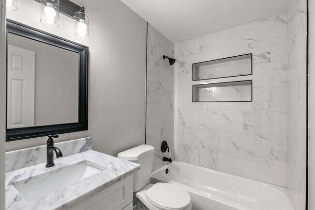 Building Photo - Home For Rent in St Petersburg!