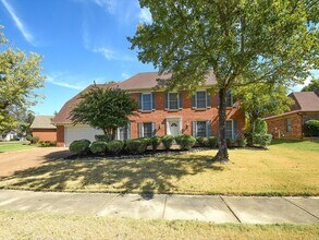 Building Photo - Pretty 4 bed, 2.5 bath home with wonderful...