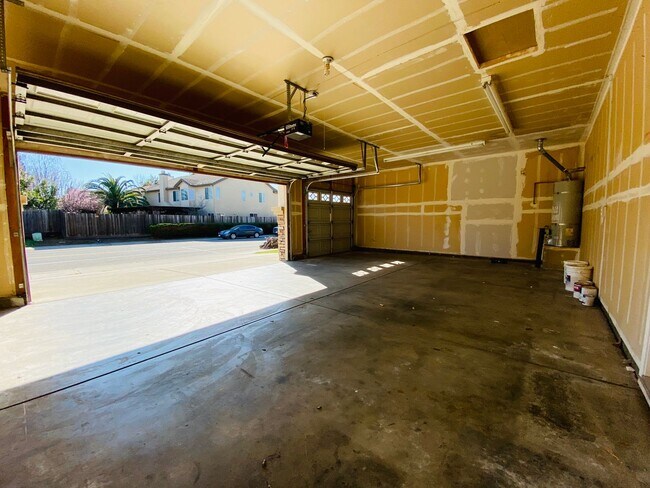 Building Photo - 9565 Stone Springs Dr