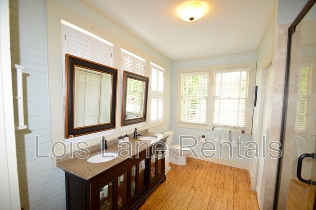 Building Photo - 31 Parkwood Ave