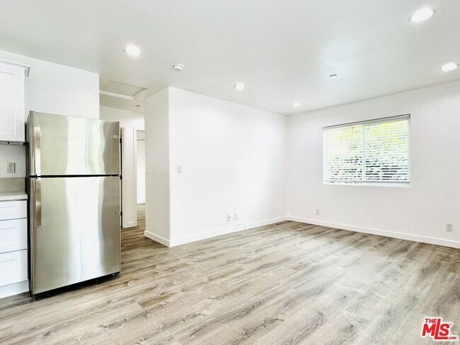 Building Photo - 2628 Beachwood Dr