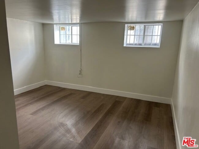 Building Photo - 860 Serrano Pl