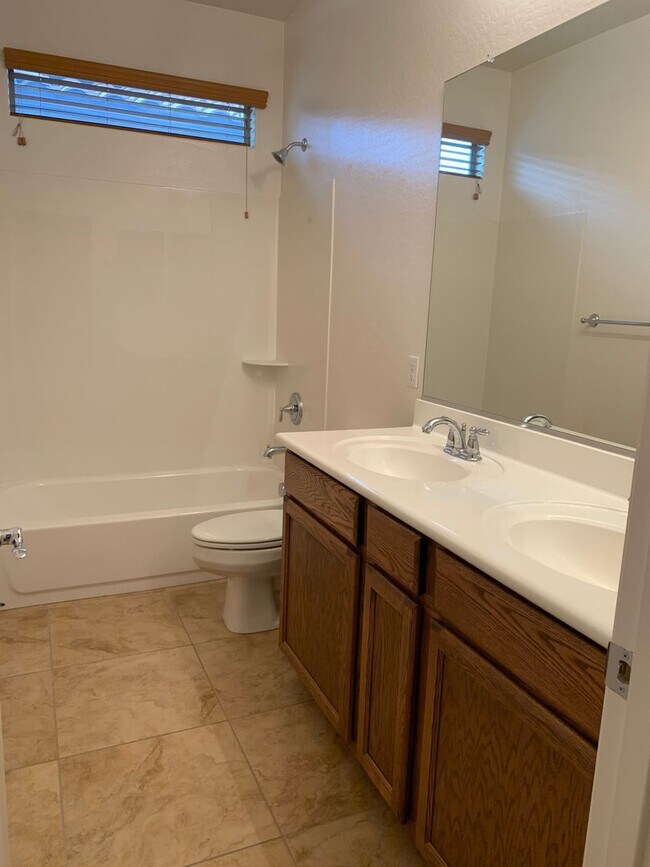 Building Photo - AVAILABLE NOW IN OLD STONE RANCH!!!!