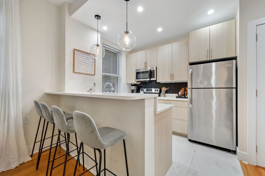 Building Photo - 151 E 80th St