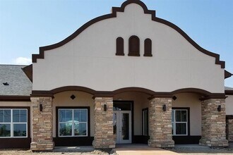 Building Photo - 2132 E Wisconsin Rd