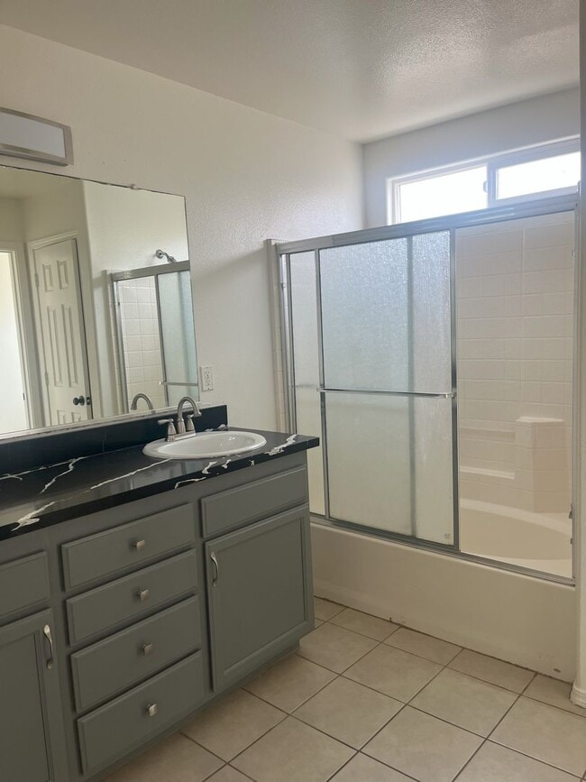 Building Photo - Spacious 4 Bedroom, 2 Bathroom Home | Avai...