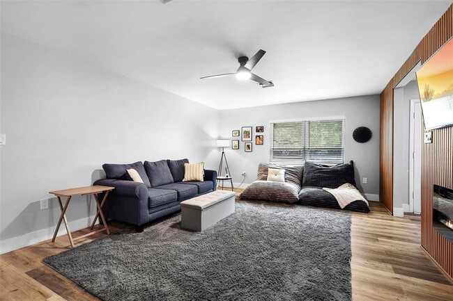 Building Photo - 412 Pinar Dr