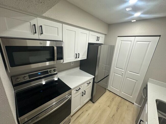Building Photo - ** Move in Special $500 off your first months rent** New Remodeled 2 bed 1 bath condo in Casselbe...