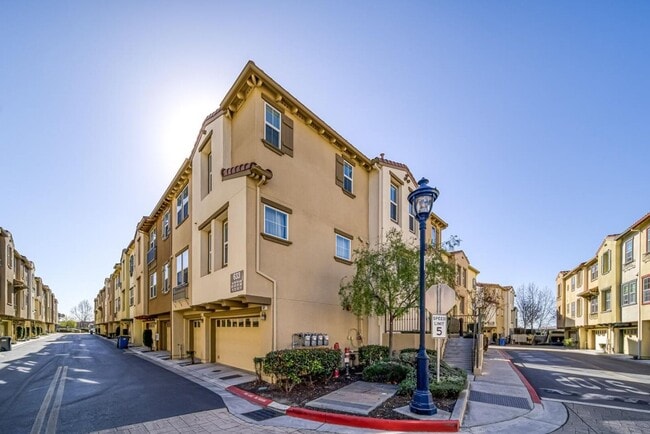 Primary Photo - $3995 / 3BR - GORGEOUS NEWER MILPITAS HOME