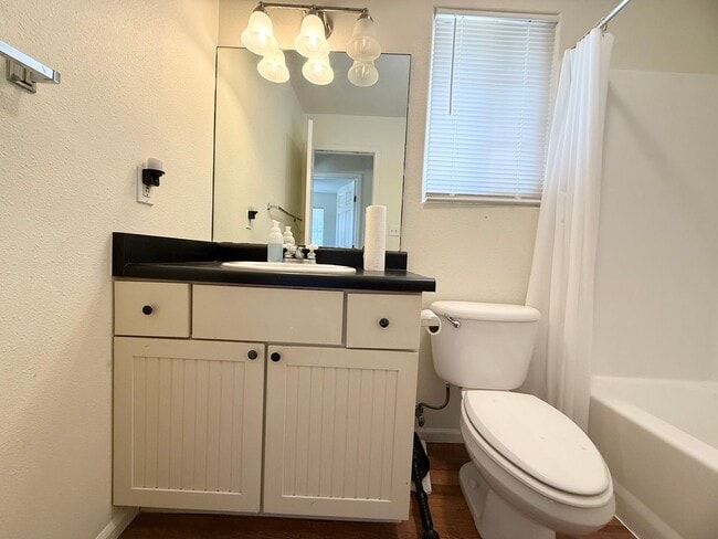 Building Photo - 2 Bedroom / 1 Bathroom Cottage in Pukalani!