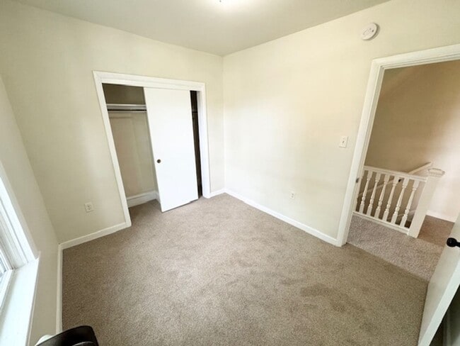 Building Photo - 5 Bedroom Semi-Detached Spacious Home