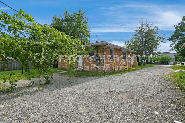 Building Photo - 1731 Elaine Rd