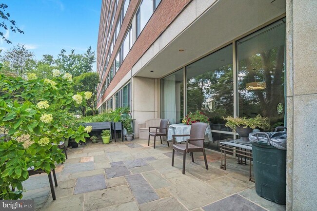 Building Photo - 1210 N Taft St