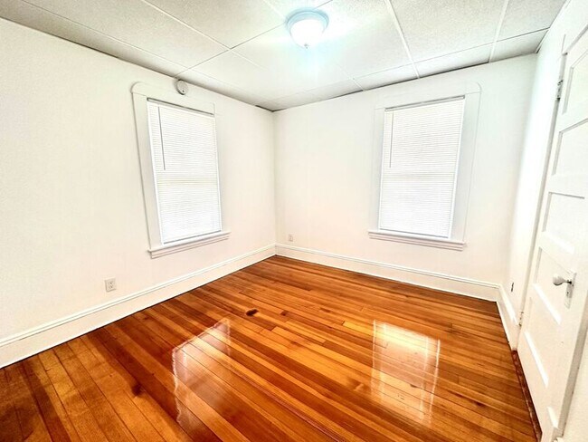 Building Photo - 19 Ellen Ave