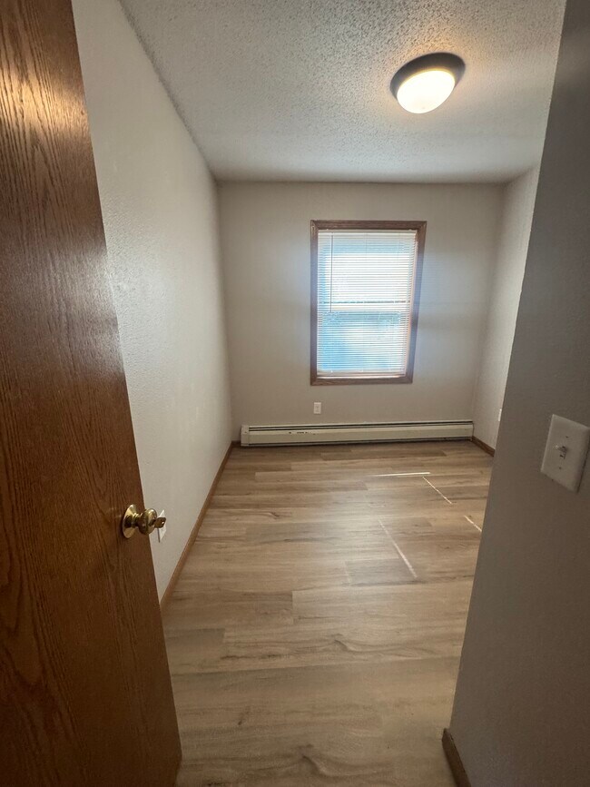 Building Photo - 314 W 4th St