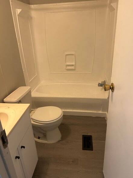 Bathroom - 467 Vanzant Rd