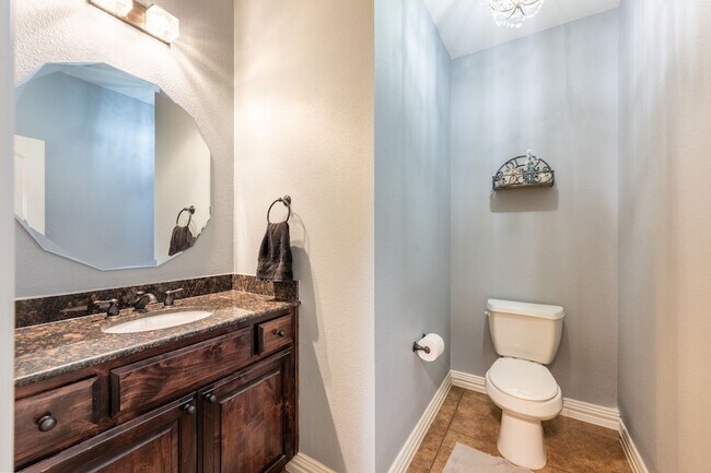 Building Photo - 810 Miramar Dr