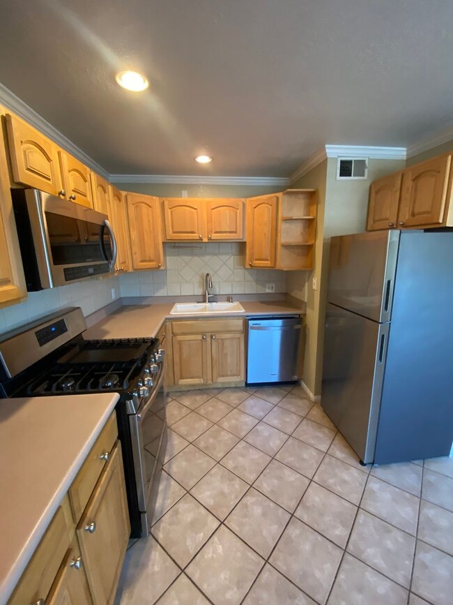 Building Photo - Two Bedroom Huntington Beach Townhouse w/ ...
