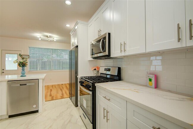 Building Photo - 1810 Oakleaf Cir