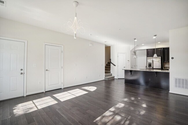 Building Photo - Stunning 2-Level Townhouse Condo in Sought...