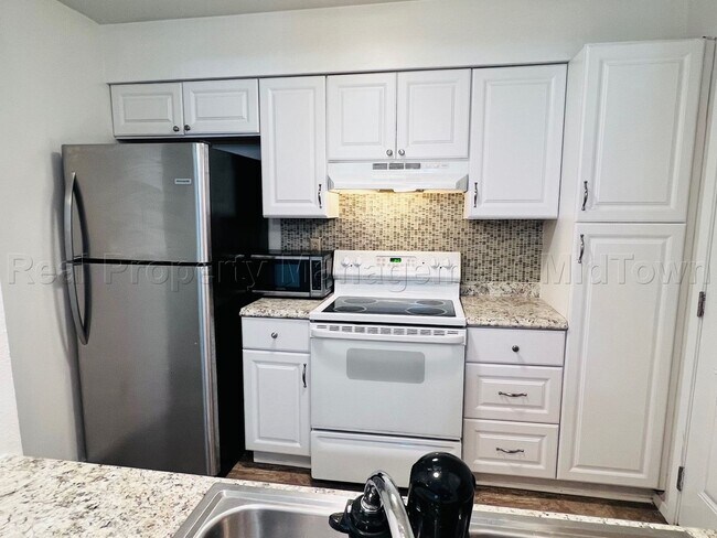 Building Photo - Charming 2 bedroom 1-bathroom Duplex unit features a prime location