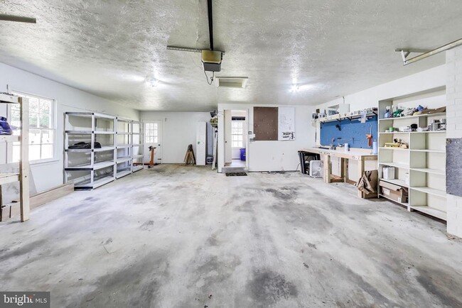 Building Photo - 1718 Crestview Dr