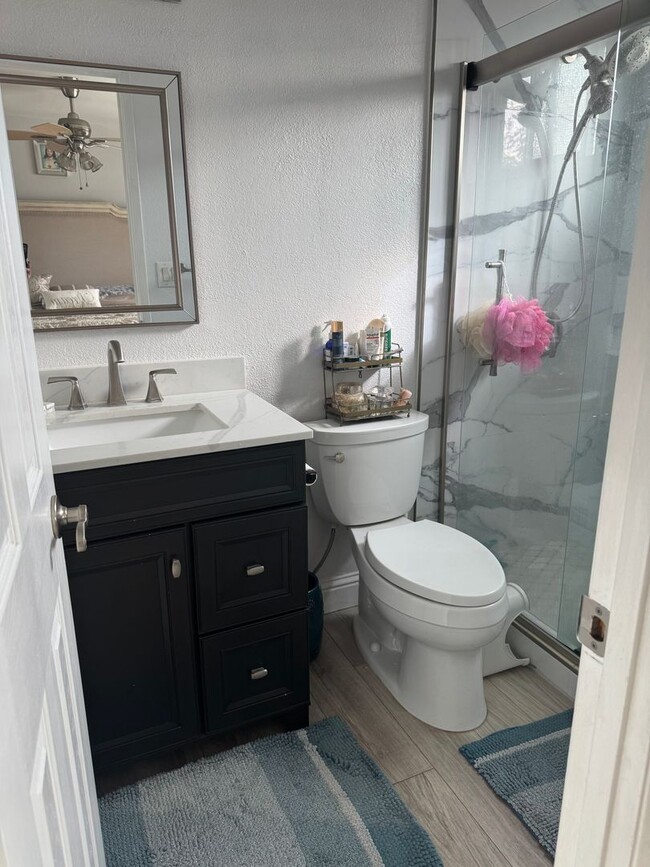 Building Photo - Spacious 3 Bedroom 2 Bath with a Den and Fireplace!