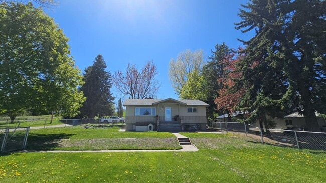 Building Photo - Losleben- House with large yard fully furnished Available Nov 1st - May 31st