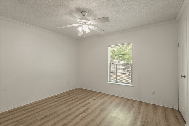 Building Photo - 112 Varsity Dr