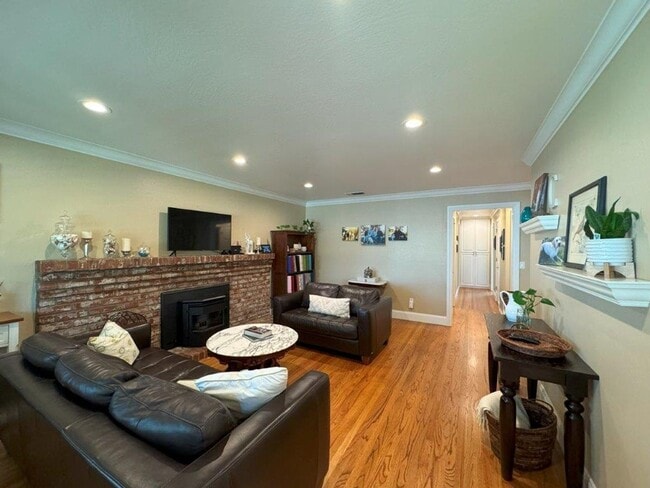 Building Photo - Stunning 3-Bedroom Home with Pool in South...
