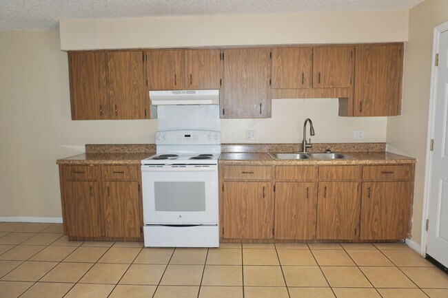 Building Photo - 2571-2575 Elm Ave