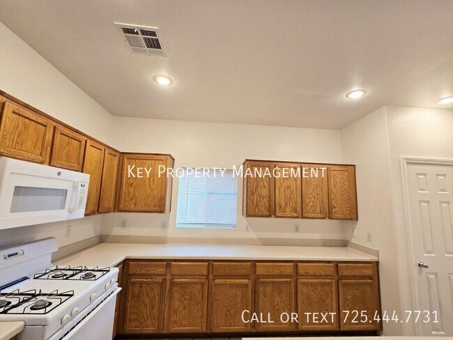 Building Photo - 5950 Barbosa Dr